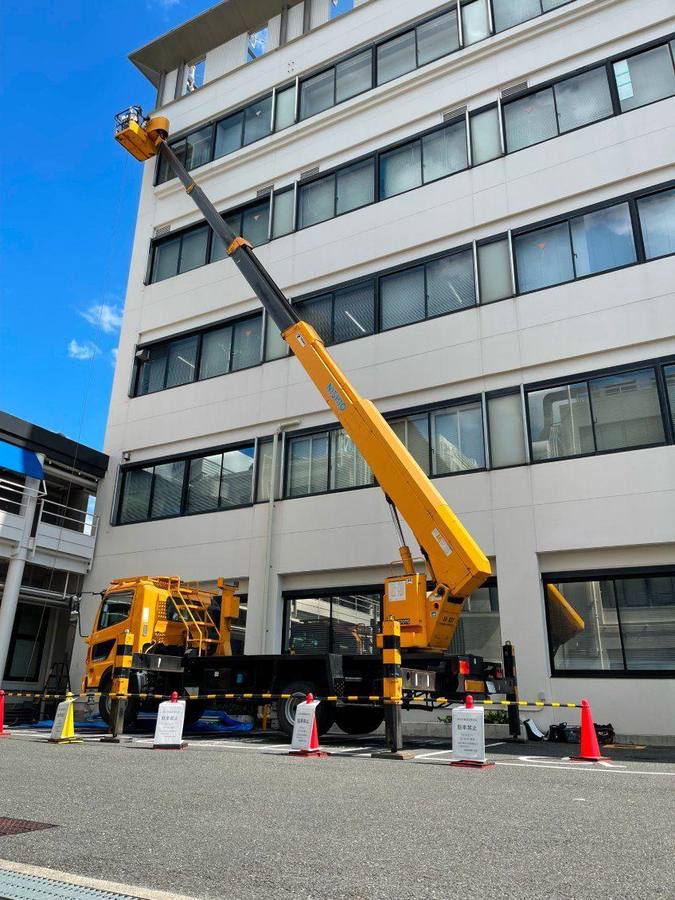 高所作業車によるビル外装工事